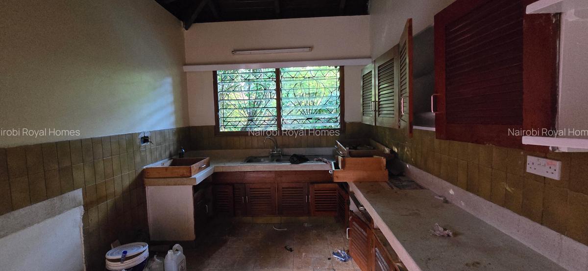 4 Bed House with En Suite at Lakeview Avenue - 17