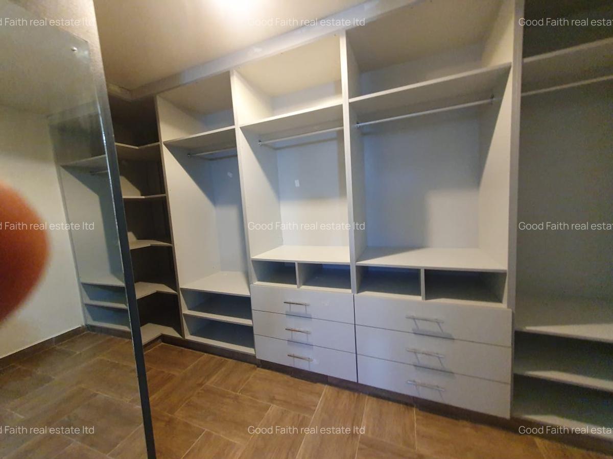 6 Bed House with En Suite in Ridgeways - 11