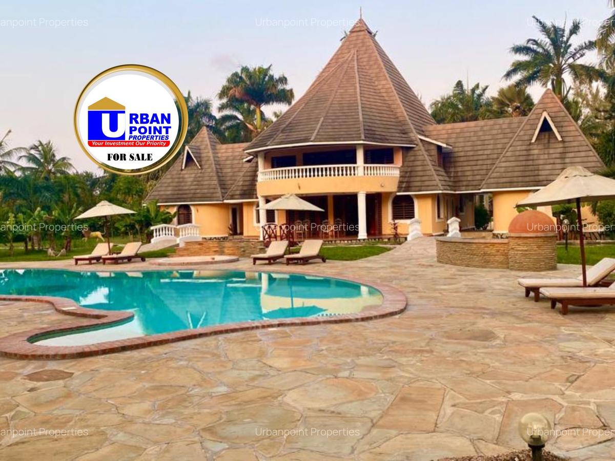 6 Bed Villa with En Suite in Diani - 1