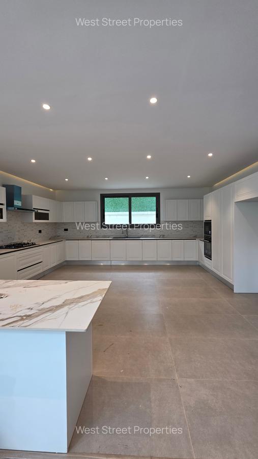 5 Bed Villa with En Suite at Lavington - 2