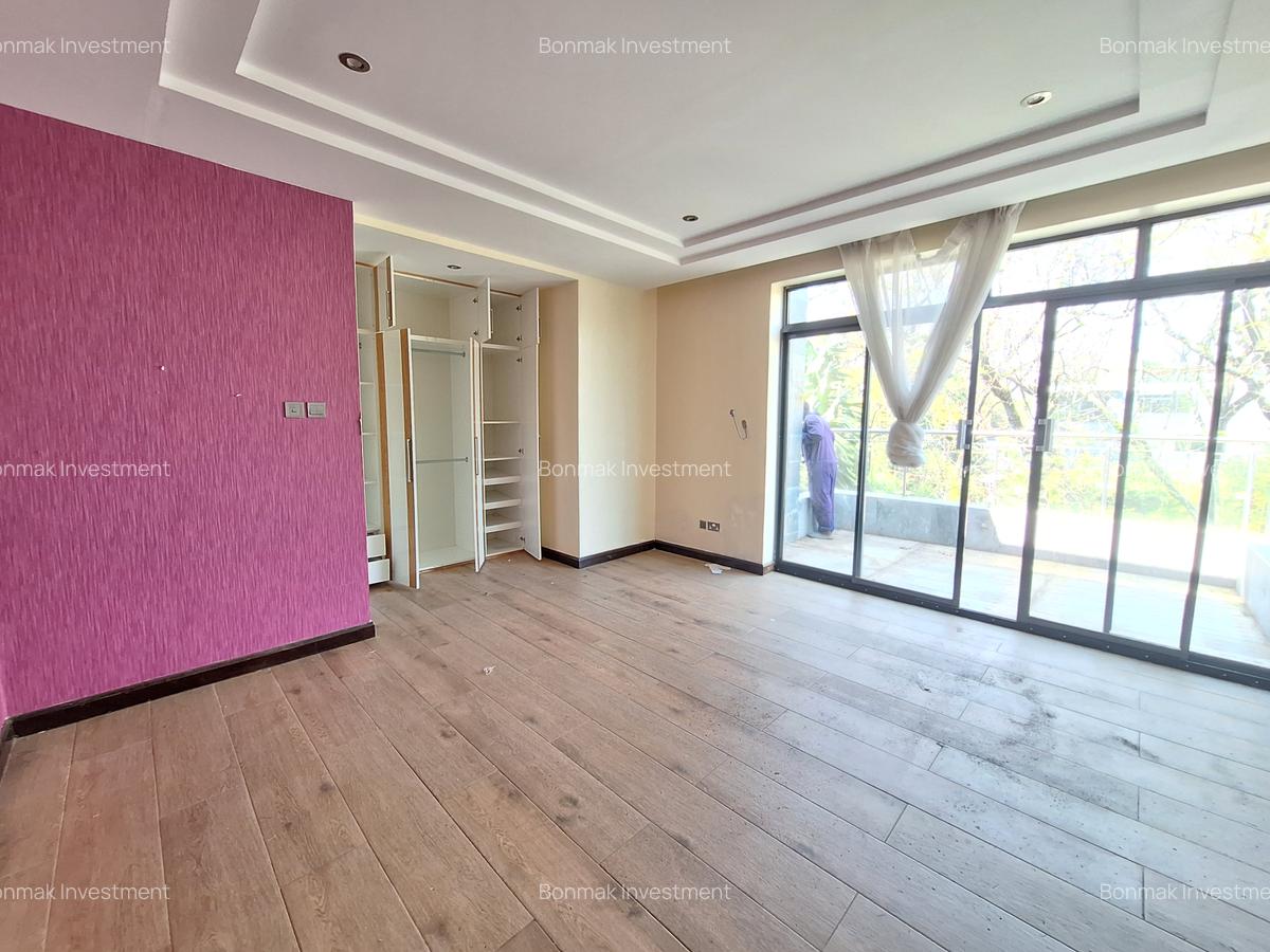 5 Bed Townhouse with En Suite at Lavington Green. - 10