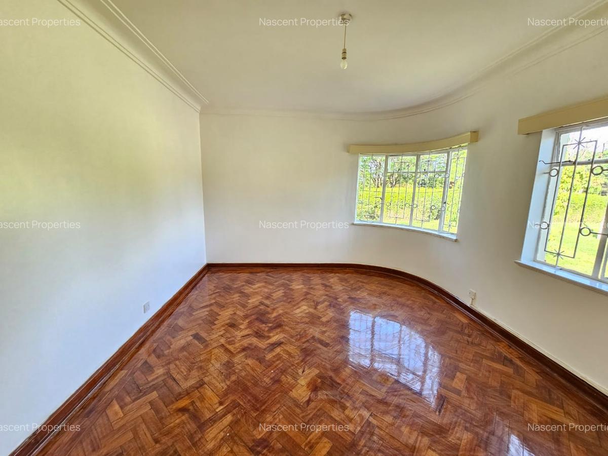 6 Bed House with En Suite in Rosslyn - 13