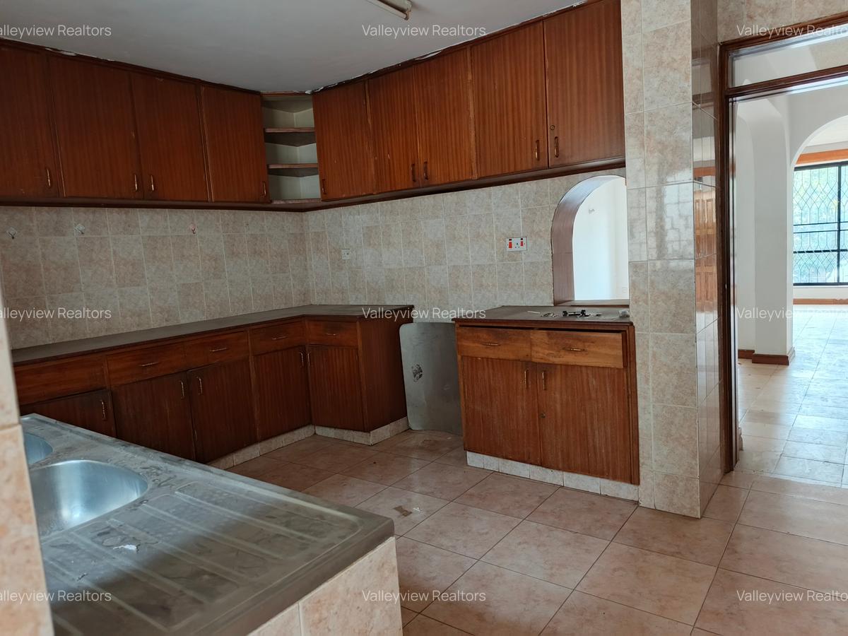 4 Bed Townhouse with En Suite at Lavington - 10