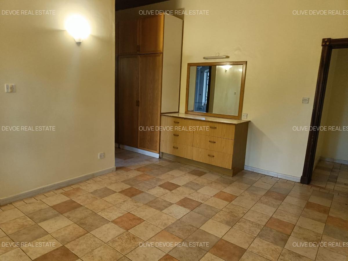 4 Bed House with En Suite in Hill View - 4