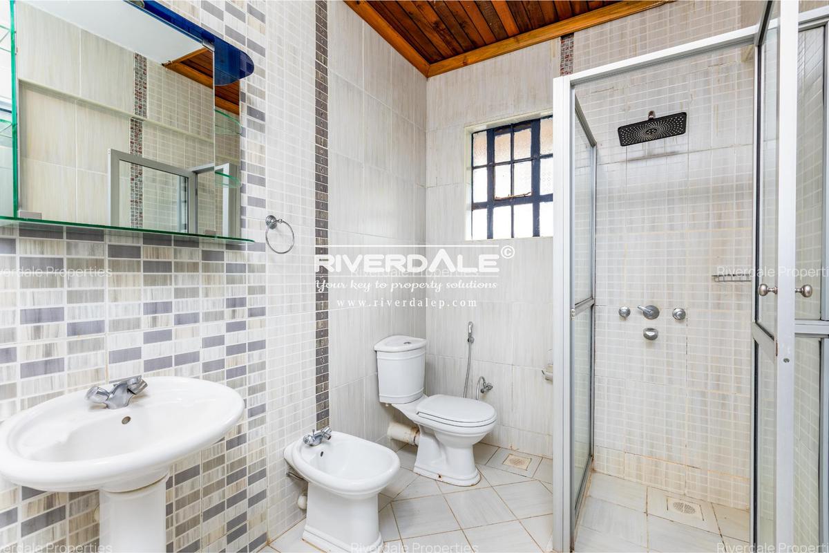 5 Bed Villa with En Suite in Lavington - 13