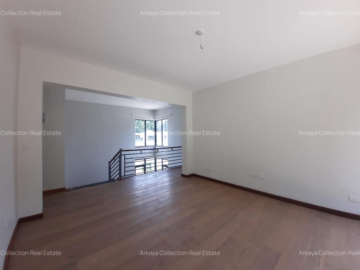 5 Bed House with En Suite in Lavington - 7