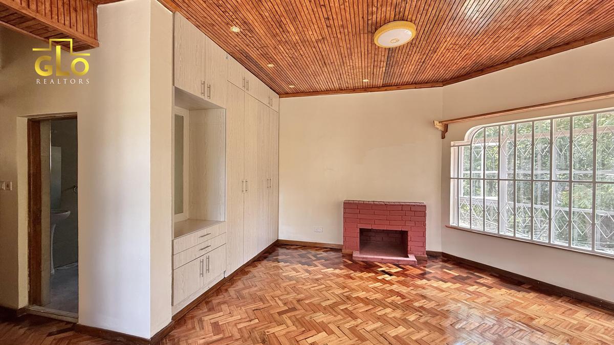 4 Bed Villa with En Suite in Spring Valley - 6