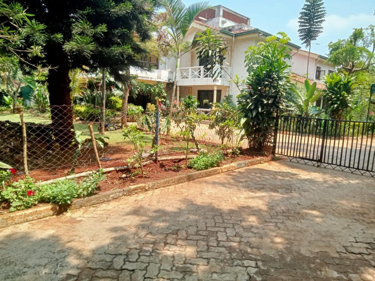 6 Bed House with En Suite at Mimosa - 4