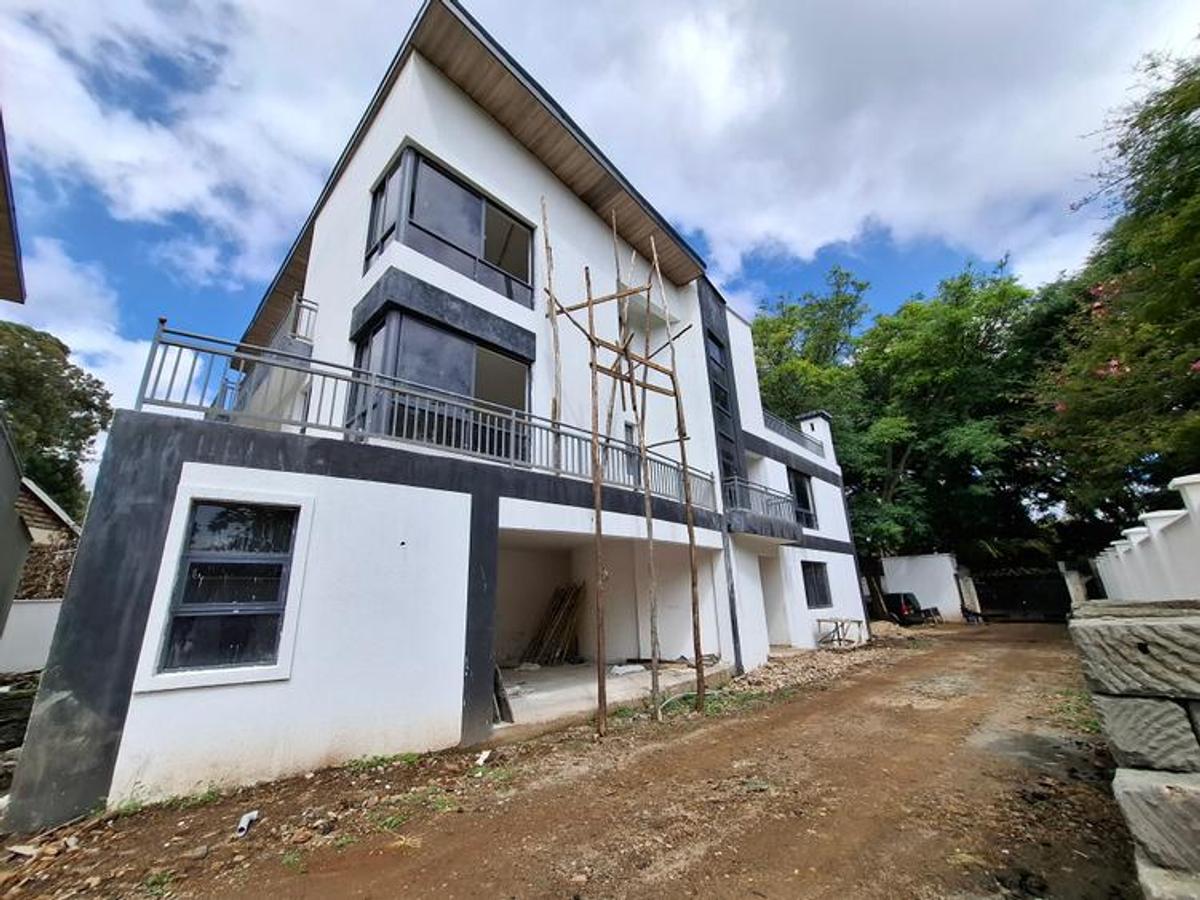 6 Bed House with En Suite at Lavington - 10