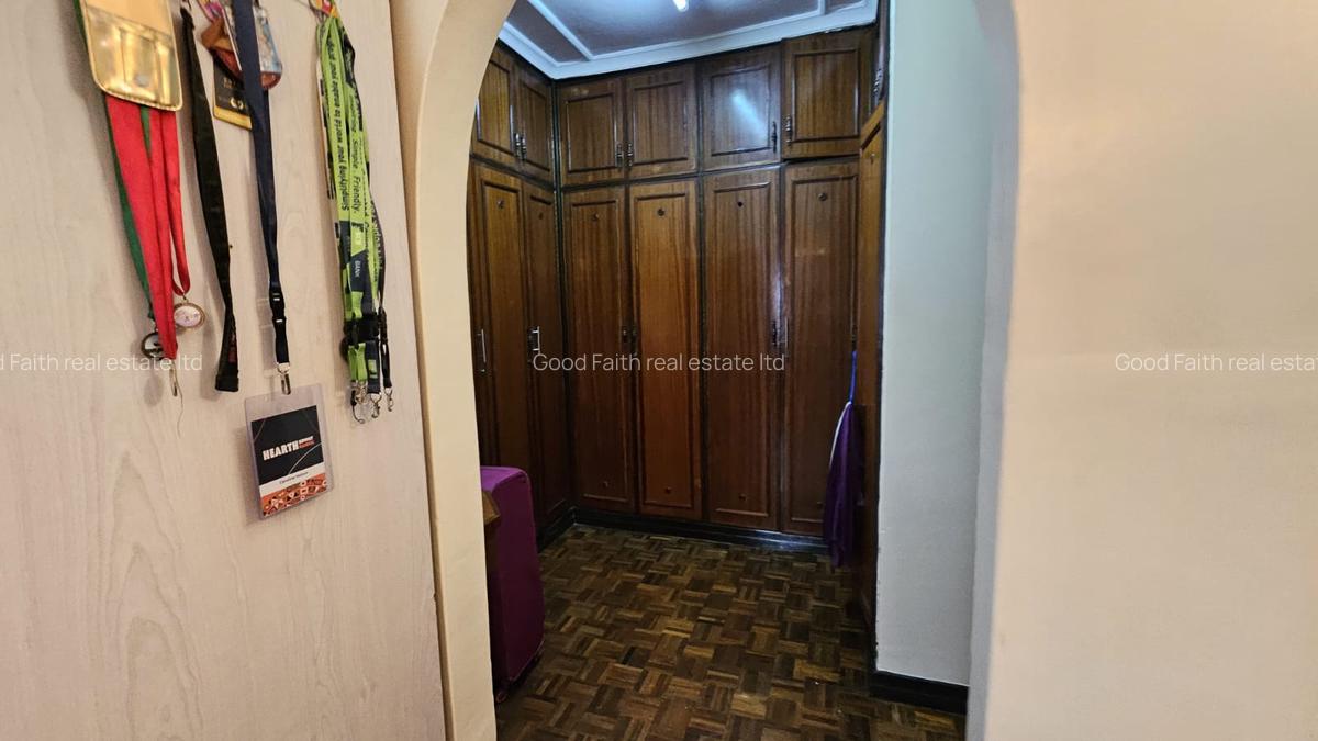 5 Bed House with En Suite in Runda - 12