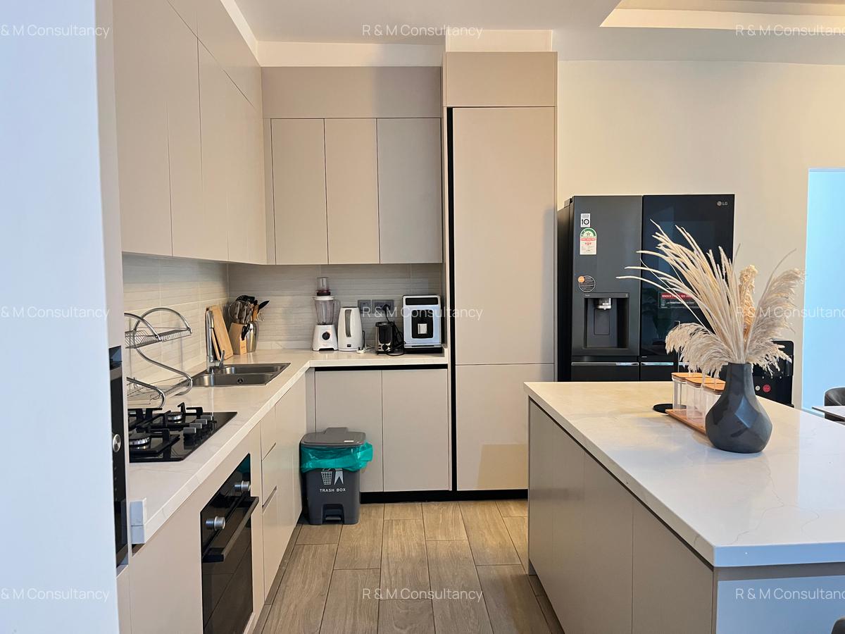 3 Bed Apartment with Swimming Pool in Riverside - 4