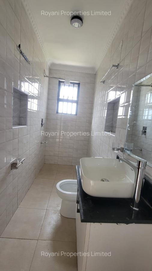 6 Bed House with En Suite in Membley - 12