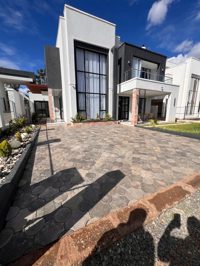 4 Bed Villa in Membley - 1