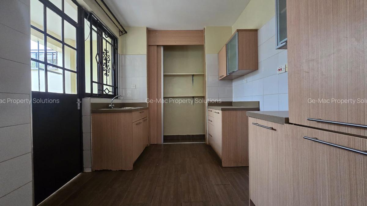 4 Bed House with En Suite in Garden Estate - 18