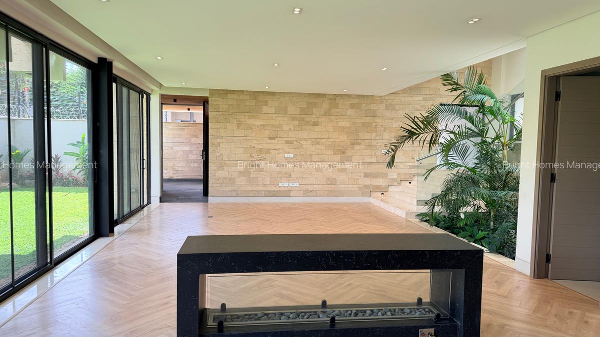 5 Bed Townhouse with En Suite in Westlands Area - 14