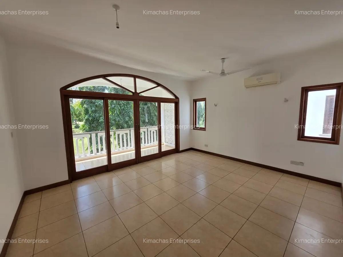 4 Bed Townhouse with En Suite at Green Wood Drive - 9