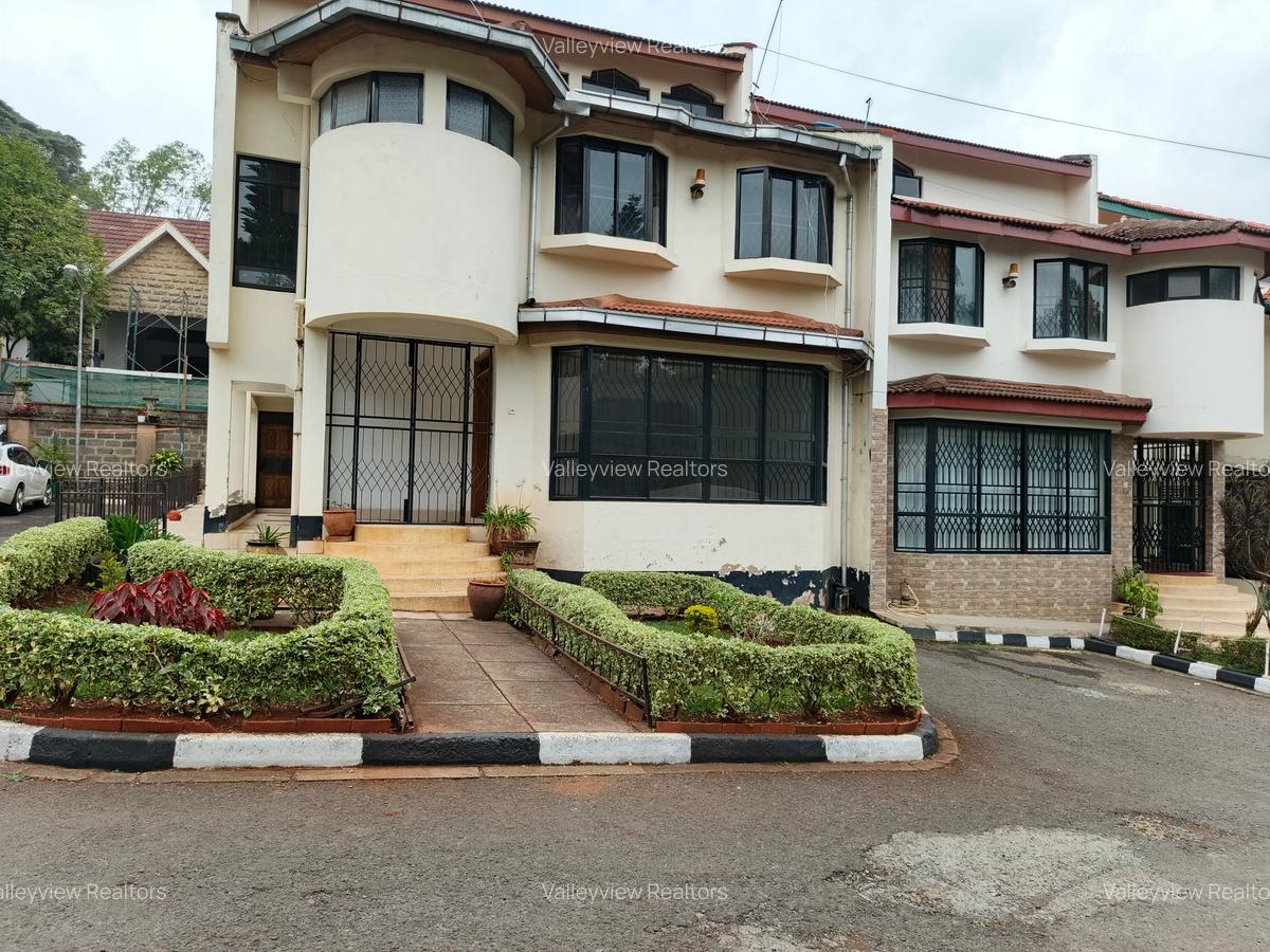 4 Bed Townhouse with En Suite at Lavington - 5