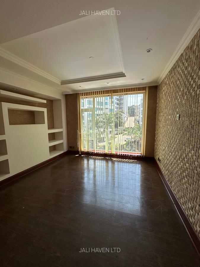 4 Bed Apartment with En Suite in Riverside - 14