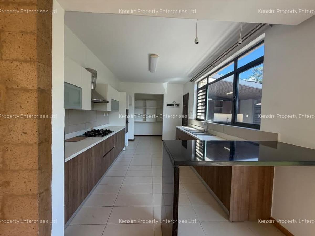 4 Bed Townhouse with En Suite in Ridgeways - 15