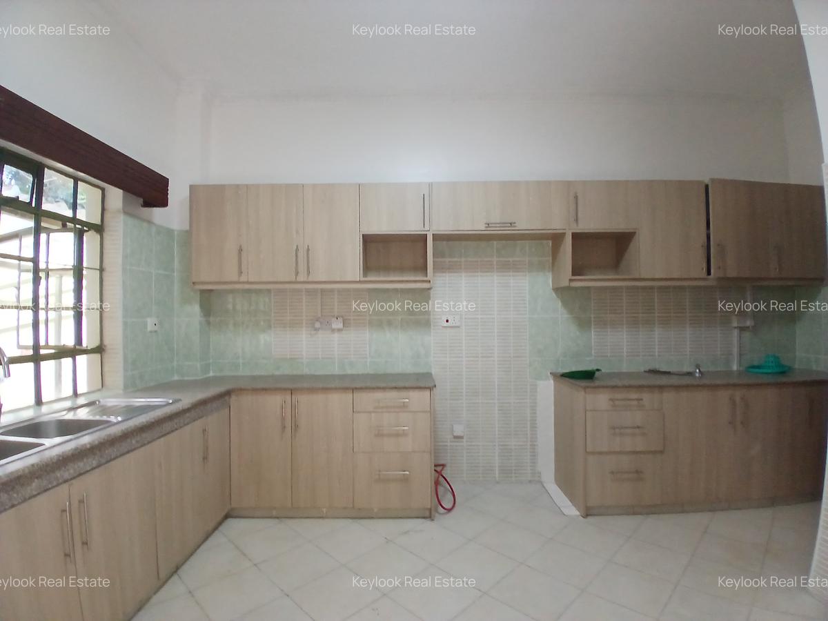 5 Bed Townhouse with En Suite at Lavington - 6