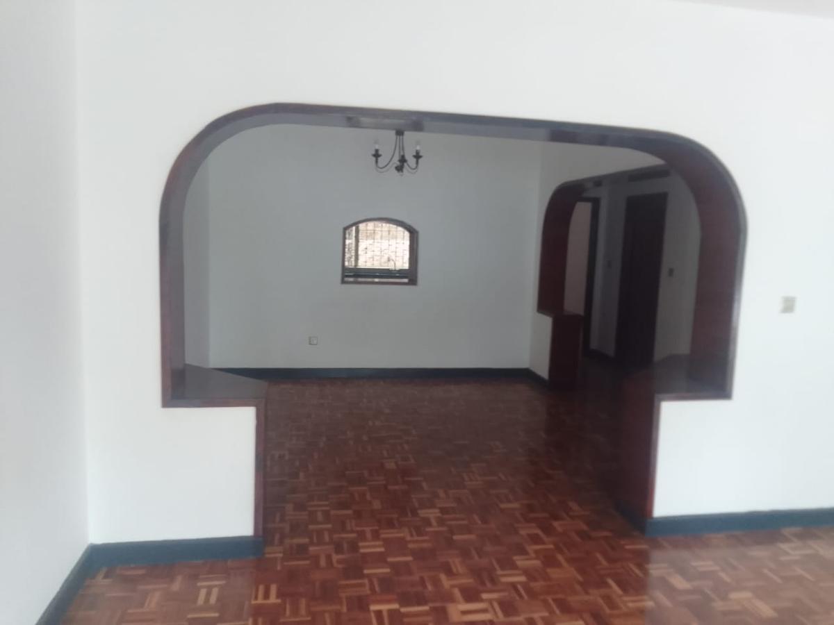 4 Bed Villa with En Suite in Brookside - 10