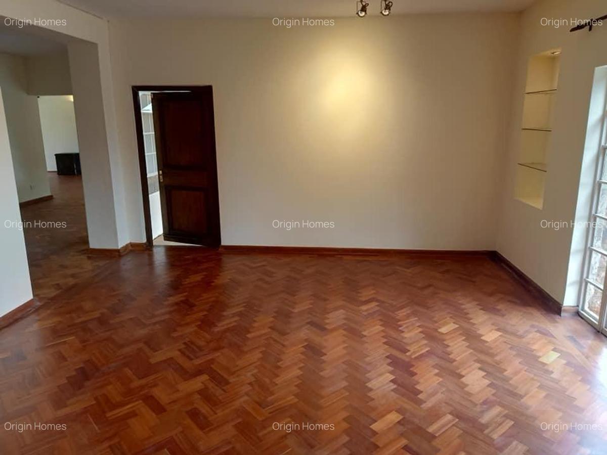 5 Bed House with En Suite in Ridgeways - 12