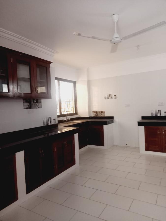 5 Bed Apartment with En Suite in Nyali Area - 6