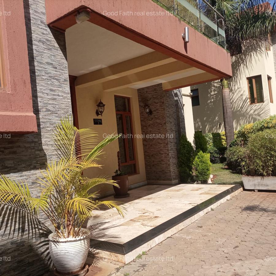 5 Bed Townhouse with En Suite in Lavington - 3