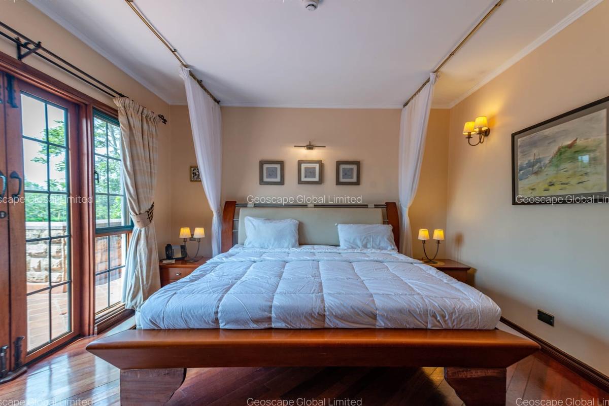 4 Bed House with En Suite in Ridgeways - 8