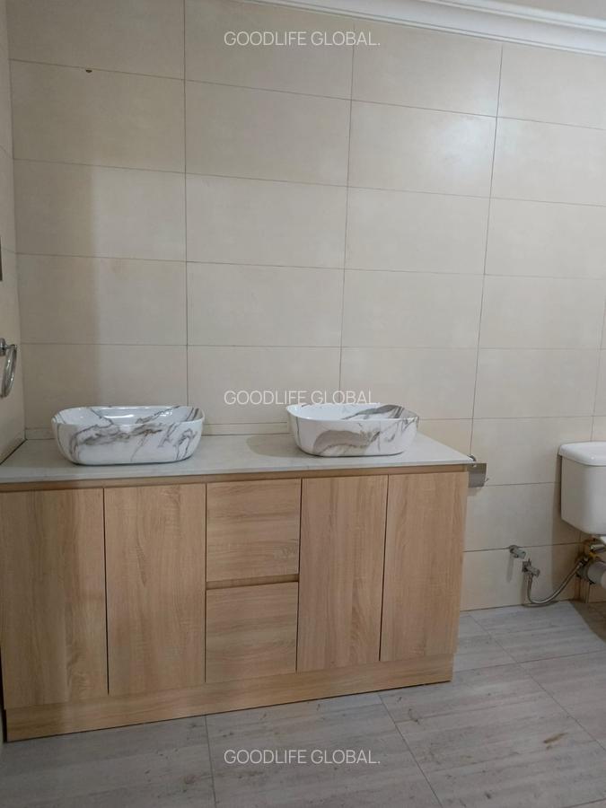 5 Bed House with En Suite at Rosslyn - 17