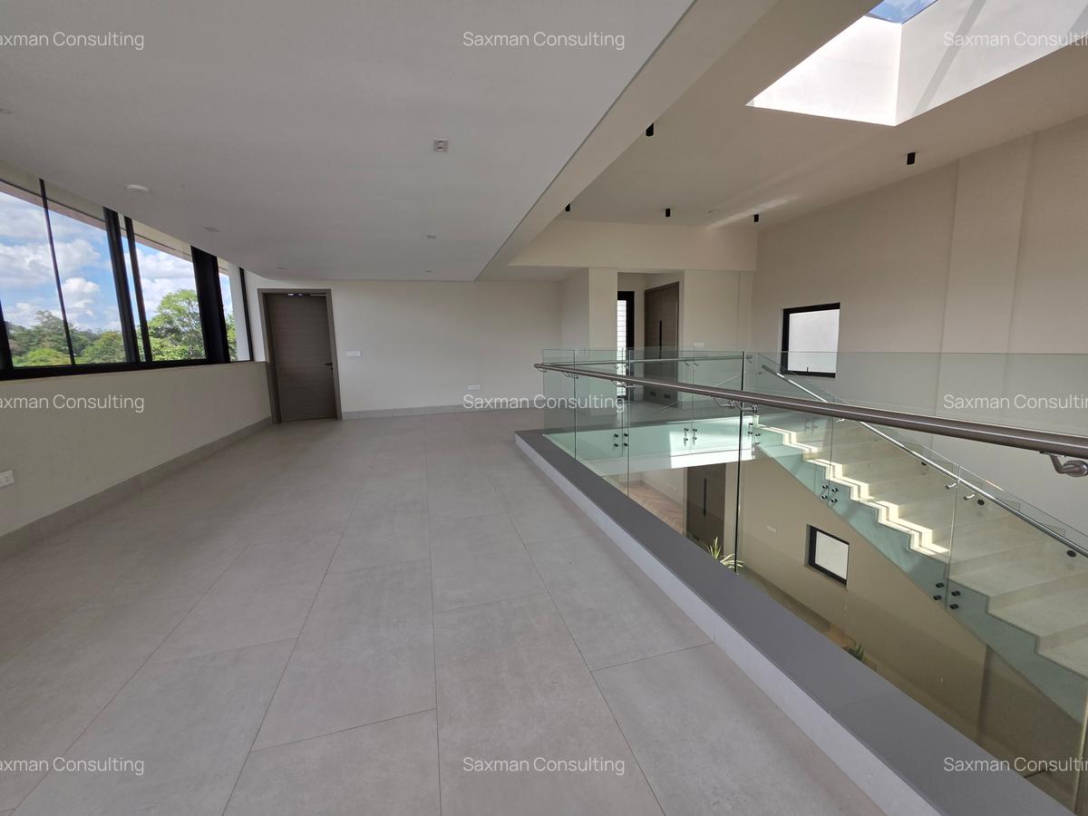 5 Bed House with En Suite in Brookside - 7