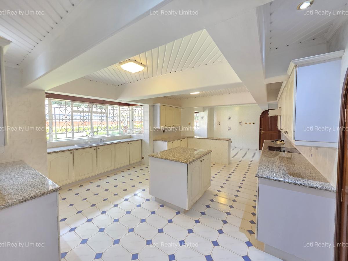 10 Bed House with En Suite in Lavington - 6