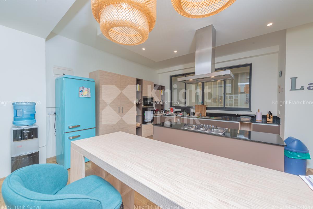 4 Bed Apartment with En Suite at Riverside Gardens - 8