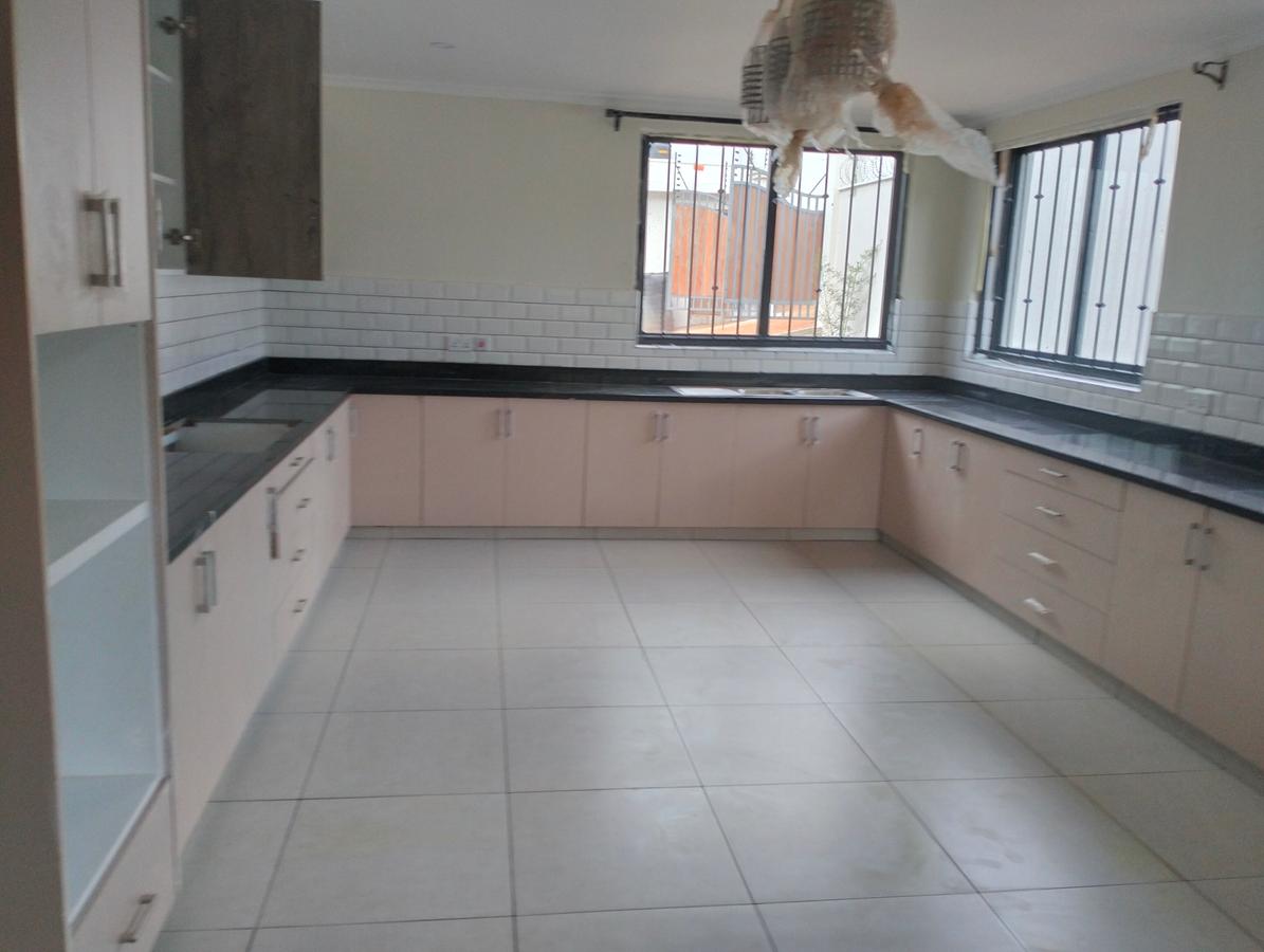 5 Bed Townhouse with En Suite in Kyuna - 9