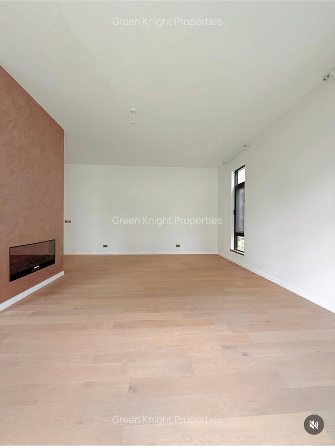 5 Bed House with En Suite in Lavington - 11