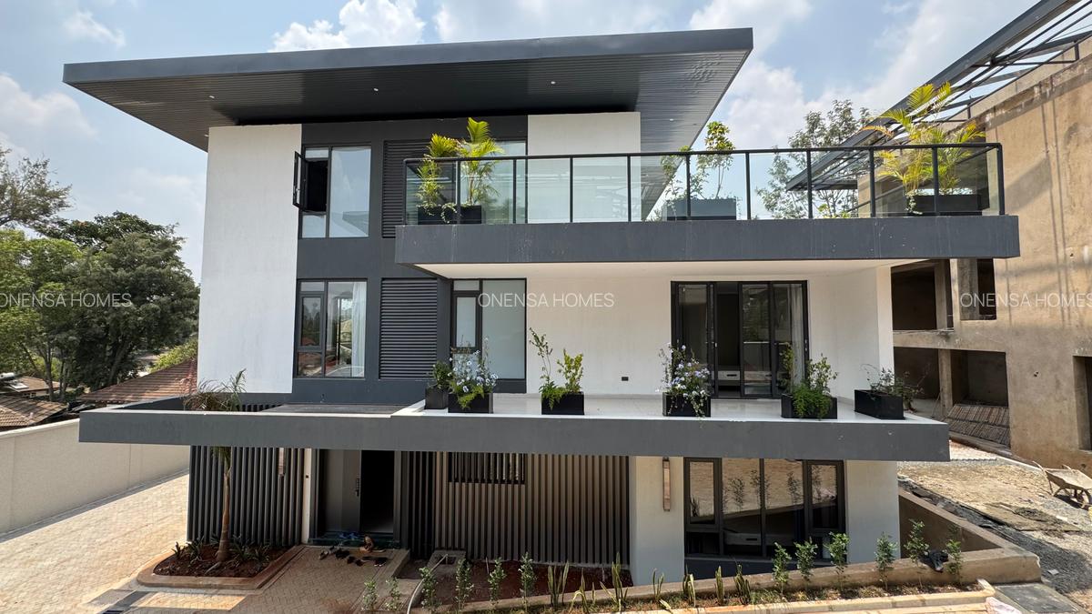 5 Bed Villa with En Suite in Lavington - 1