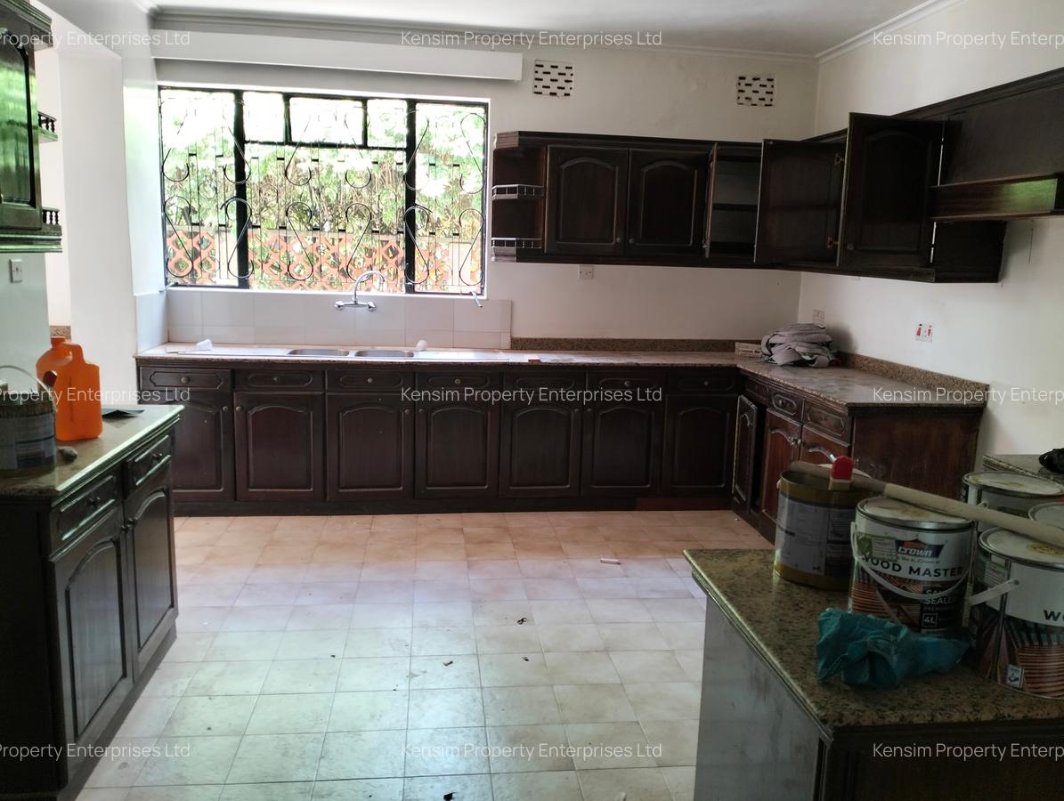 6 Bed House with En Suite in Lavington - 10