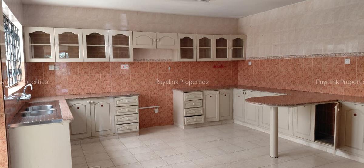 4 Bed Townhouse with En Suite at Grivellea - 15