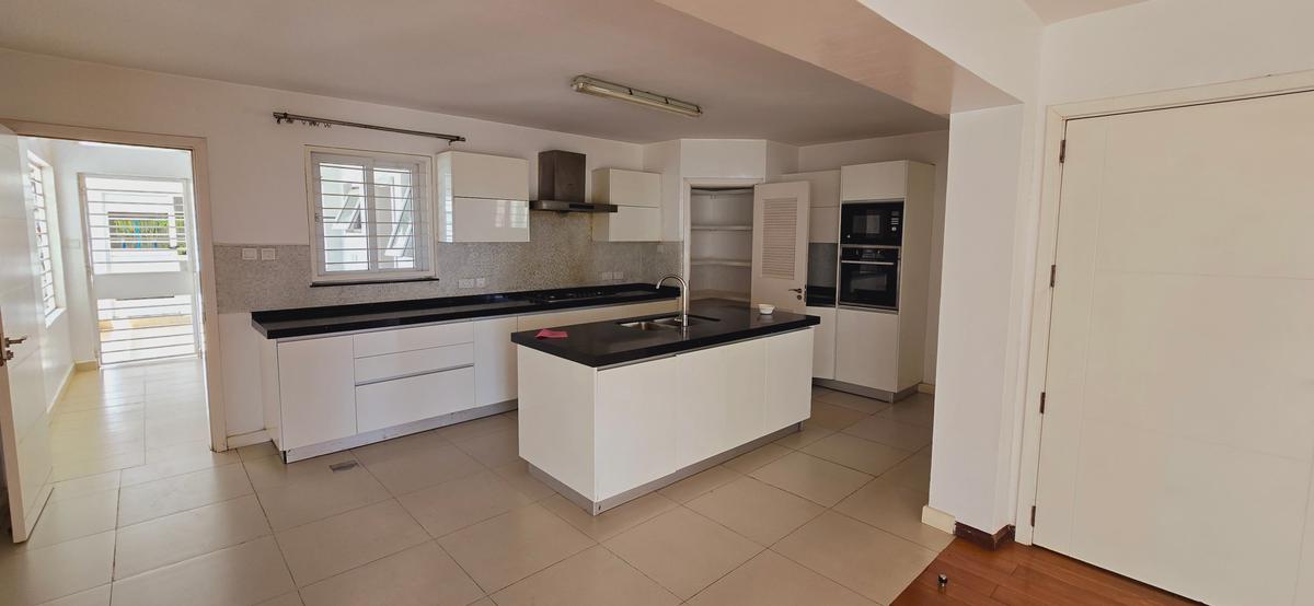 4 Bed Townhouse with En Suite at Off Convent Drive - 10