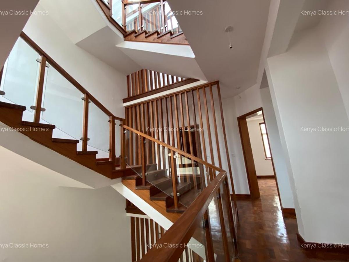 6 Bed Villa with En Suite at Lavington - 8