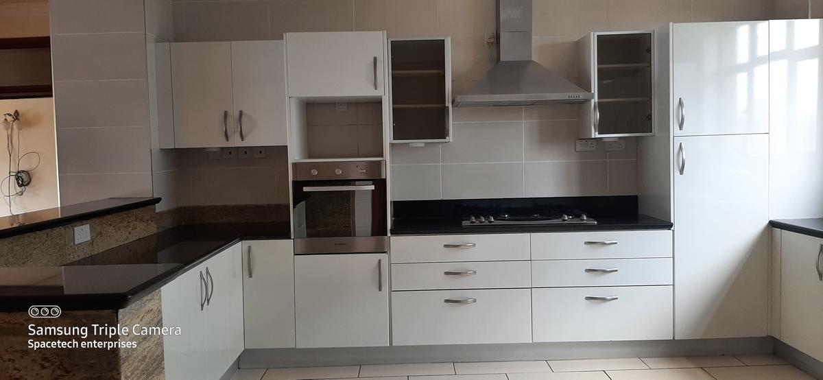 3 Bed Apartment with En Suite in Parklands - 19