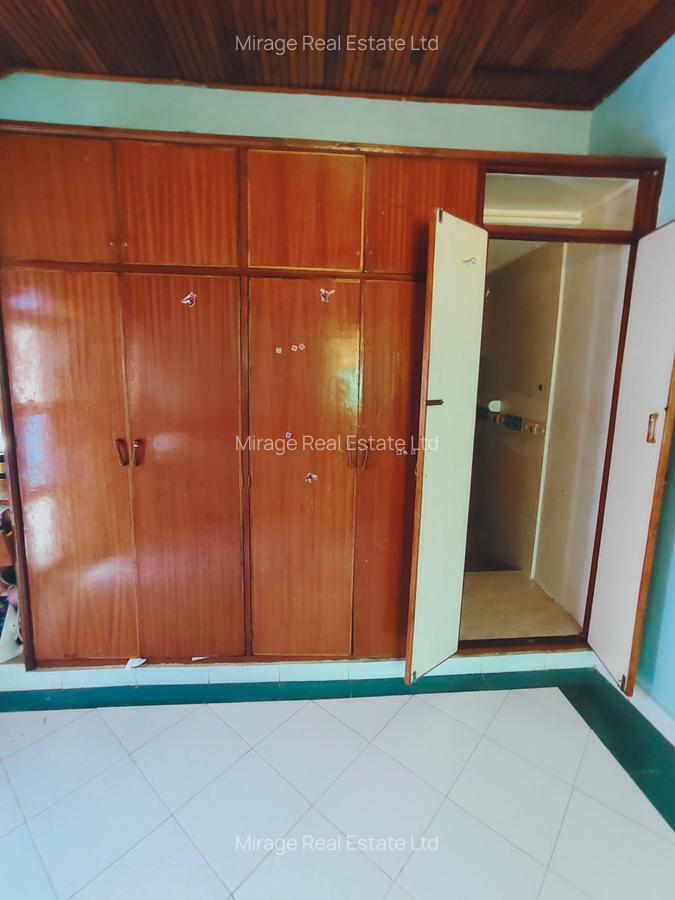 6 Bed House with En Suite in Lavington - 5