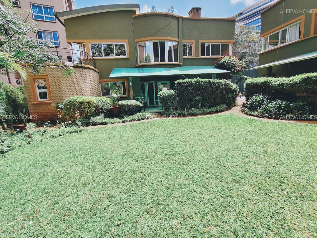 4 Bed Villa with En Suite in Riverside - 2