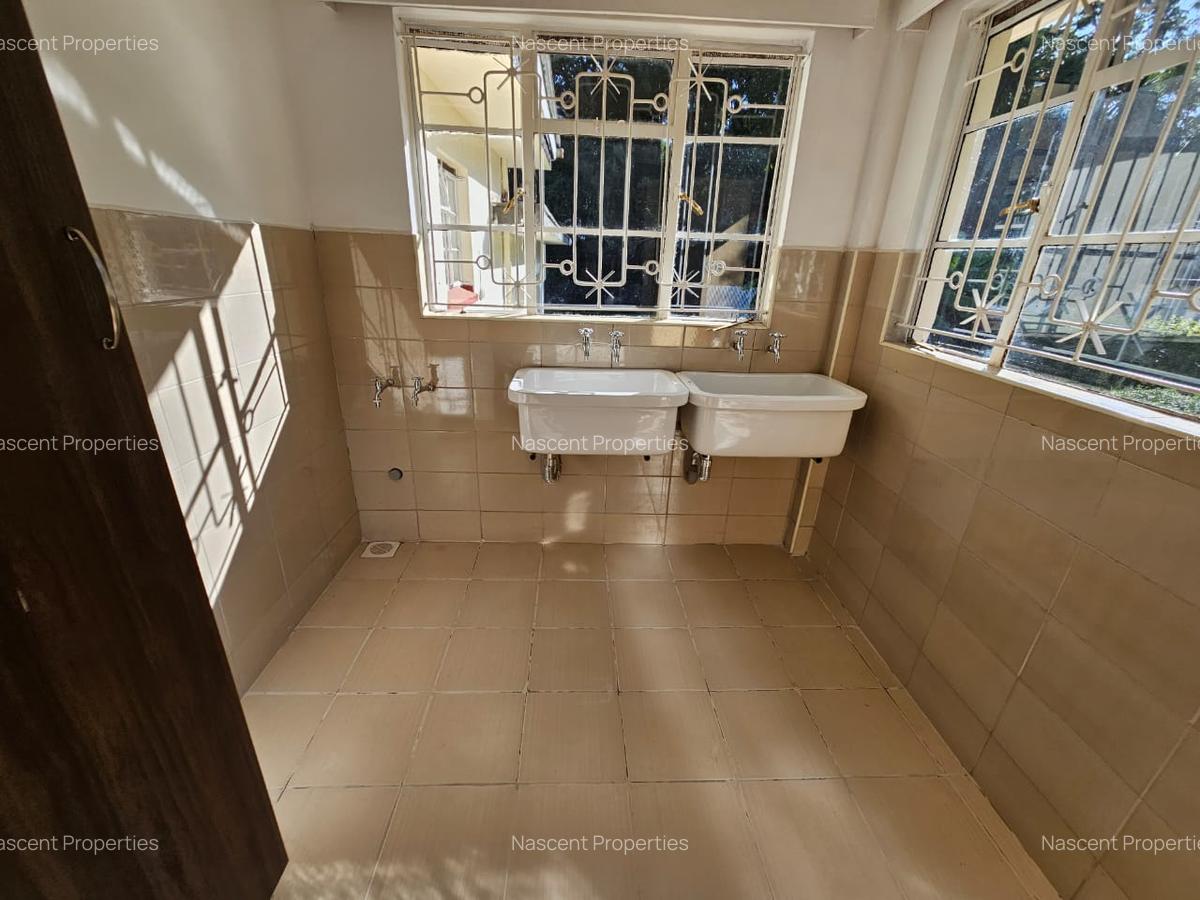 6 Bed House with En Suite in Rosslyn - 9