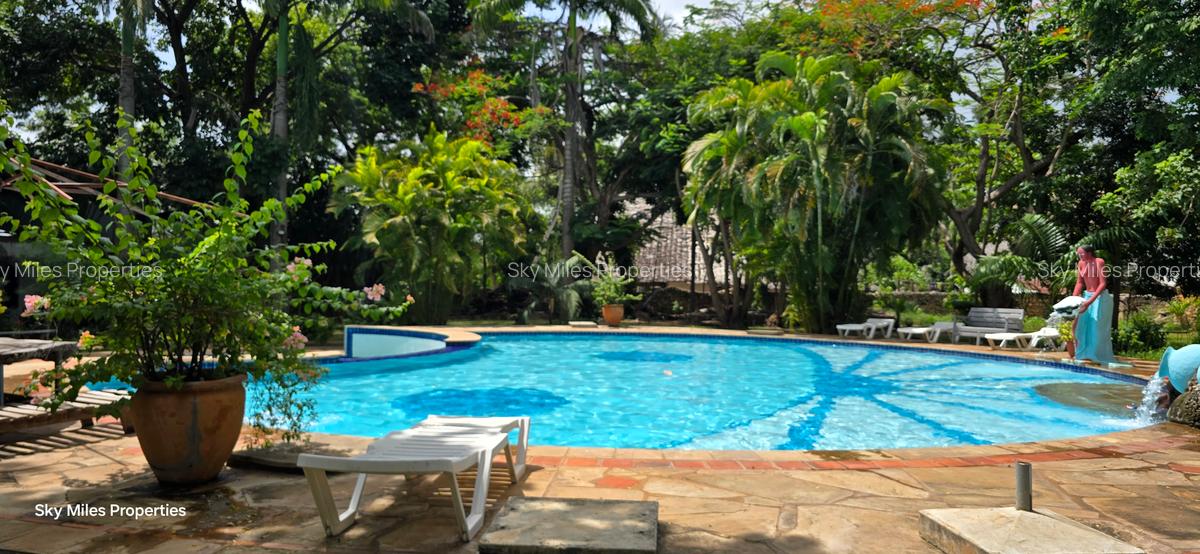 Serviced 3 Bed Apartment with En Suite at La-Marina - 3