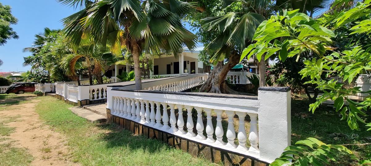 3 Bed House with En Suite at Jumba Ruins - 1