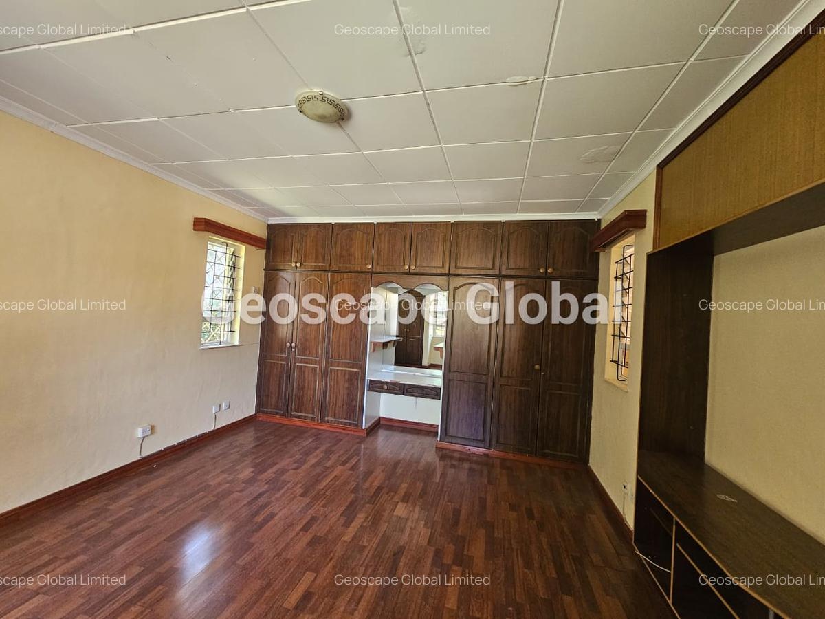 4 Bed House with En Suite in Lavington - 15