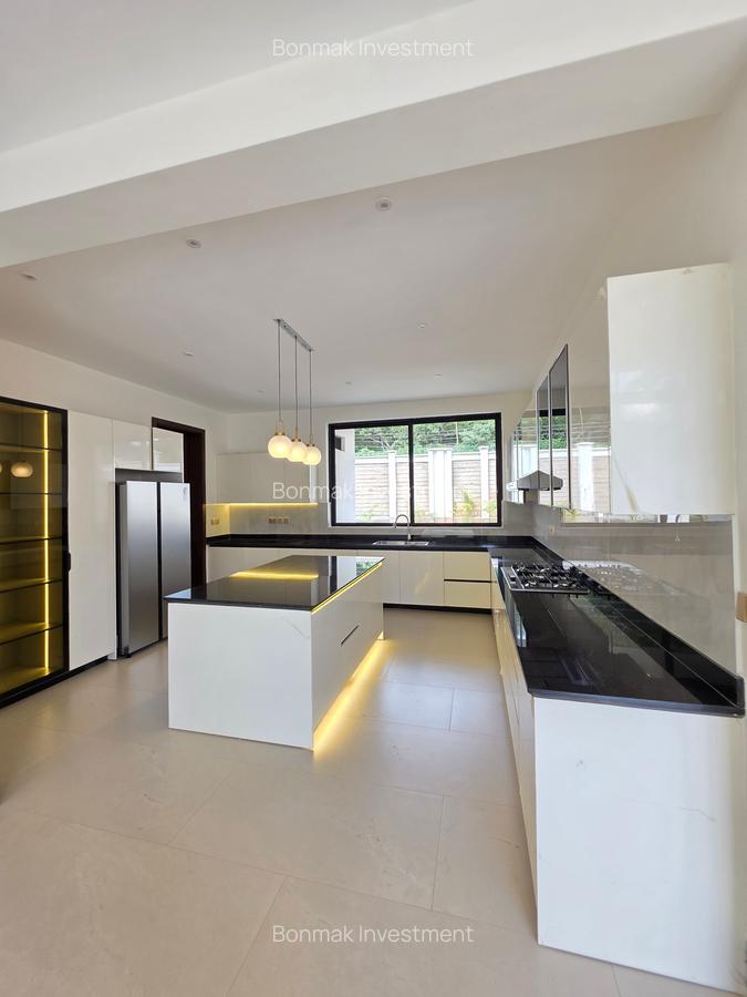 6 Bed Townhouse with En Suite at Old Kitusuru - 9