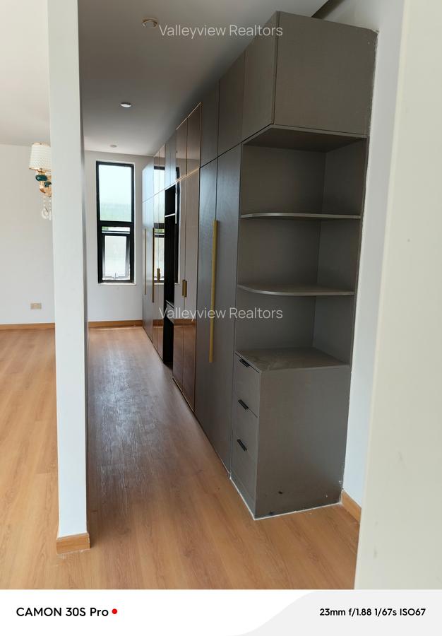 5 Bed Townhouse with En Suite at Lavington - 16