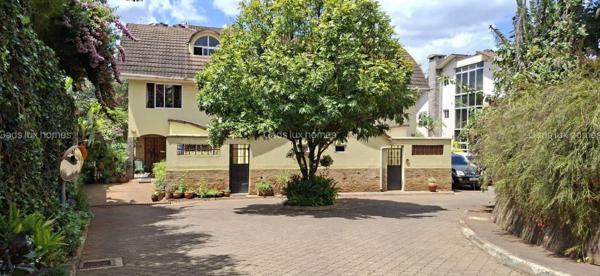 5 Bed Townhouse with En Suite at Spring Valley - 1
